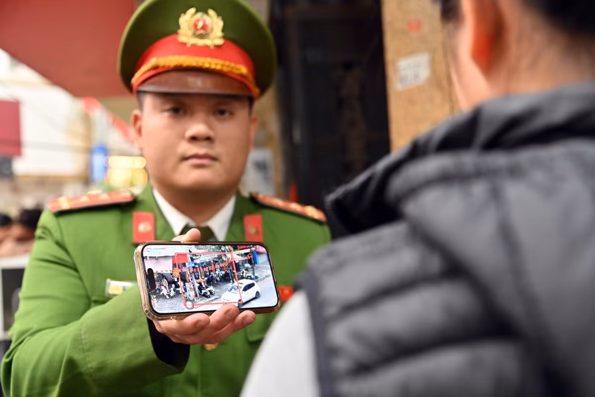 Cán bộ tuần tra đưa hình ảnh vi phạm sắc nét (được chuyển từ Trung tâm chỉ huy) cho người dân xem. Với bằng chứng hình ảnh, rõ ràng phạm vi nhận lỗi nhanh chóng và được thiết lập biên bản xử lý chính phạt.