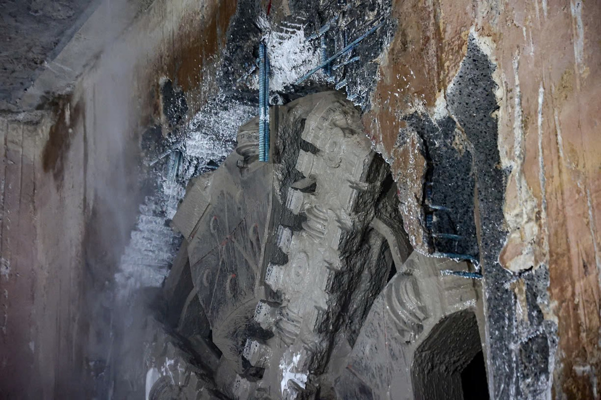 Trong suốt quá trình thi công hầm bằng TBM, công tác quan trắc được thực hiện chặt chẽ để theo dõi tình hình dịch chuyển và sụt lún của mặt đất, tình trạng ổn định của các toà nhà, công trình dọc tuyến hầm để từ đó có biện pháp xử lý kịp thời đảm bảo an toàn cho các công trình hiện hữu cũng như đảm bảo chất lượng thi công hầm.