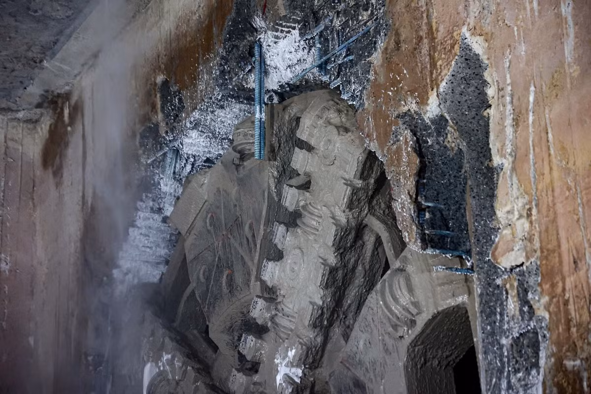 Trong suốt quá trình thi công hầm bằng TBM, công tác quan trắc được thực hiện chặt chẽ để theo dõi tình hình dịch chuyển và sụt lún của mặt đất, tình trạng ổn định của các toà nhà, công trình dọc tuyến hầm để từ đó có biện pháp xử lý kịp thời đảm bảo an toàn cho các công trình hiện hữu cũng như đảm bảo chất lượng thi công hầm.