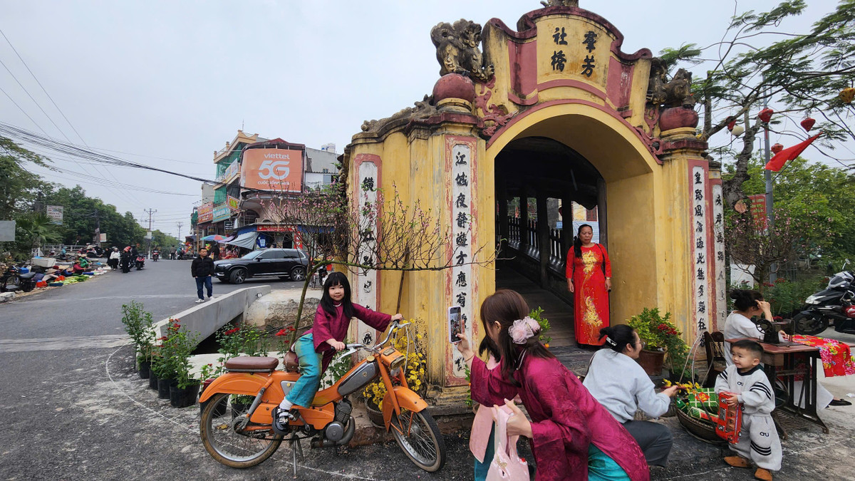 Trẻ em được ông bà, bố mẹ đưa đến cầu ngói để vui chơi.