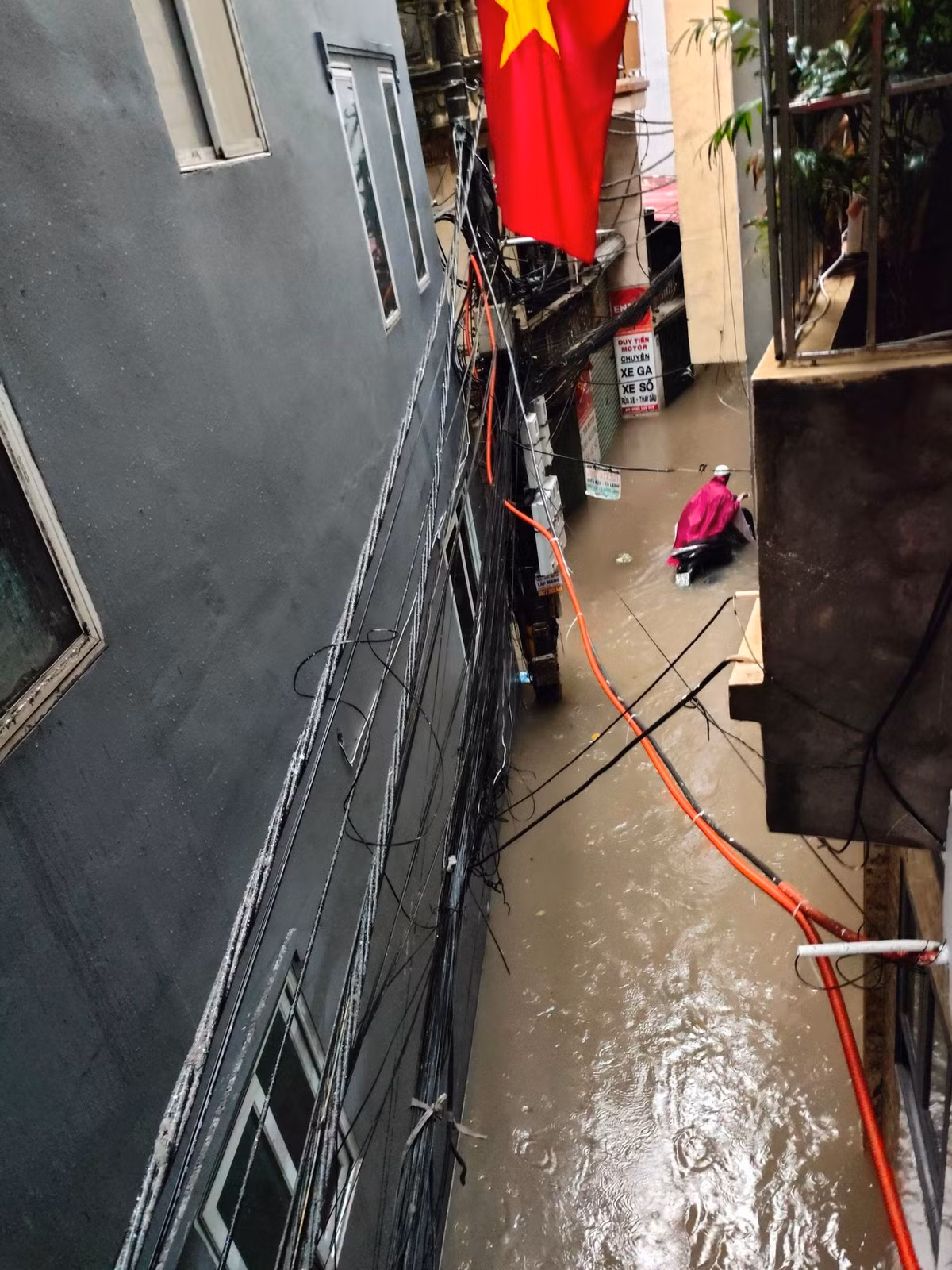 Nhiều người phải hoãn đi làm vì cơn mưa lớn gây ngập.