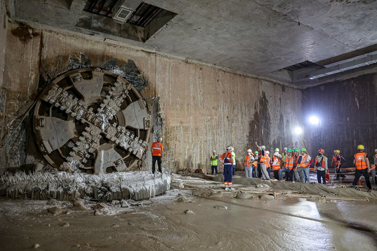 Ban Quản lý Đường sắt đô thị Hà Nội cam kết tiếp tục phối hợp chặt chẽ với các bên liên quan với sự nỗ lực cao nhất để hoàn thành các hạng mục tiếp theo đáp ứng tiến độ, góp phần thay đổi diện mạo Thủ đô, kết nối thuận tiện các khu vực và thúc đẩy phát triển bền vững, xanh hóa giao thông đô thị.