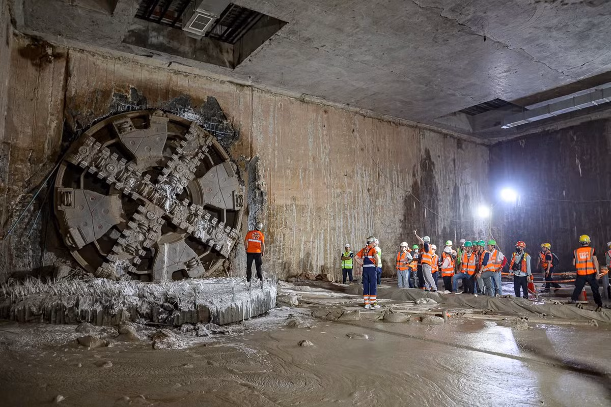 Ban Quản lý Đường sắt đô thị Hà Nội cam kết tiếp tục phối hợp chặt chẽ với các bên liên quan với sự nỗ lực cao nhất để hoàn thành các hạng mục tiếp theo đáp ứng tiến độ, góp phần thay đổi diện mạo Thủ đô, kết nối thuận tiện các khu vực và thúc đẩy phát triển bền vững, xanh hóa giao thông đô thị.