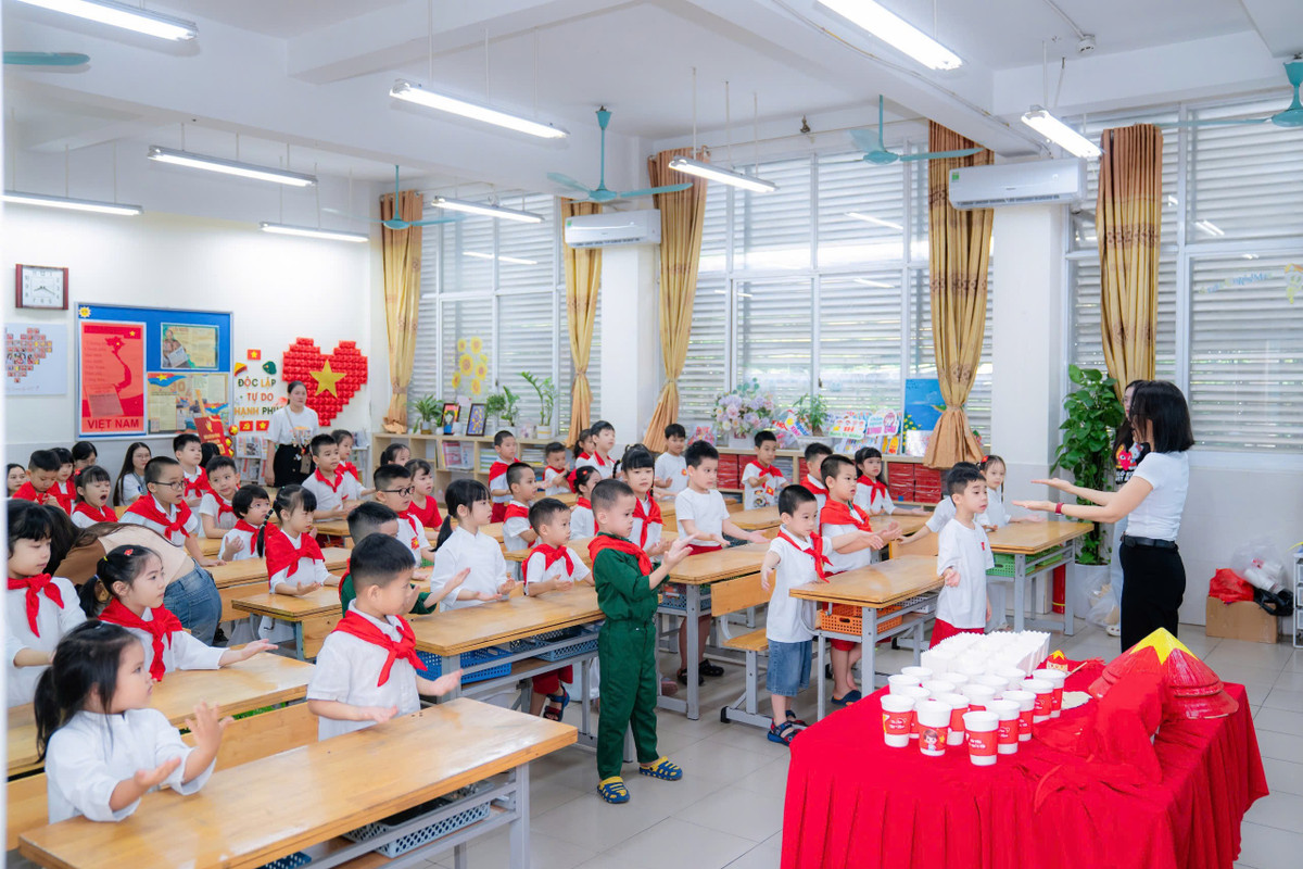 Dưới sự hướng dẫn của cô giáo chủ nhiệm, những học sinh mới bước vào lớp 1 của Trường tiểu học Dịch Vọng A đã được tiếp cận và học các bài hát như: Quốc ca, Như có Bác Hồ trong ngày vui đại thắng...Ngoài ra, các học sinh còn được xem phim tư liệu về Bác Hồ và tinh thần yêu nước của Việt Nam.