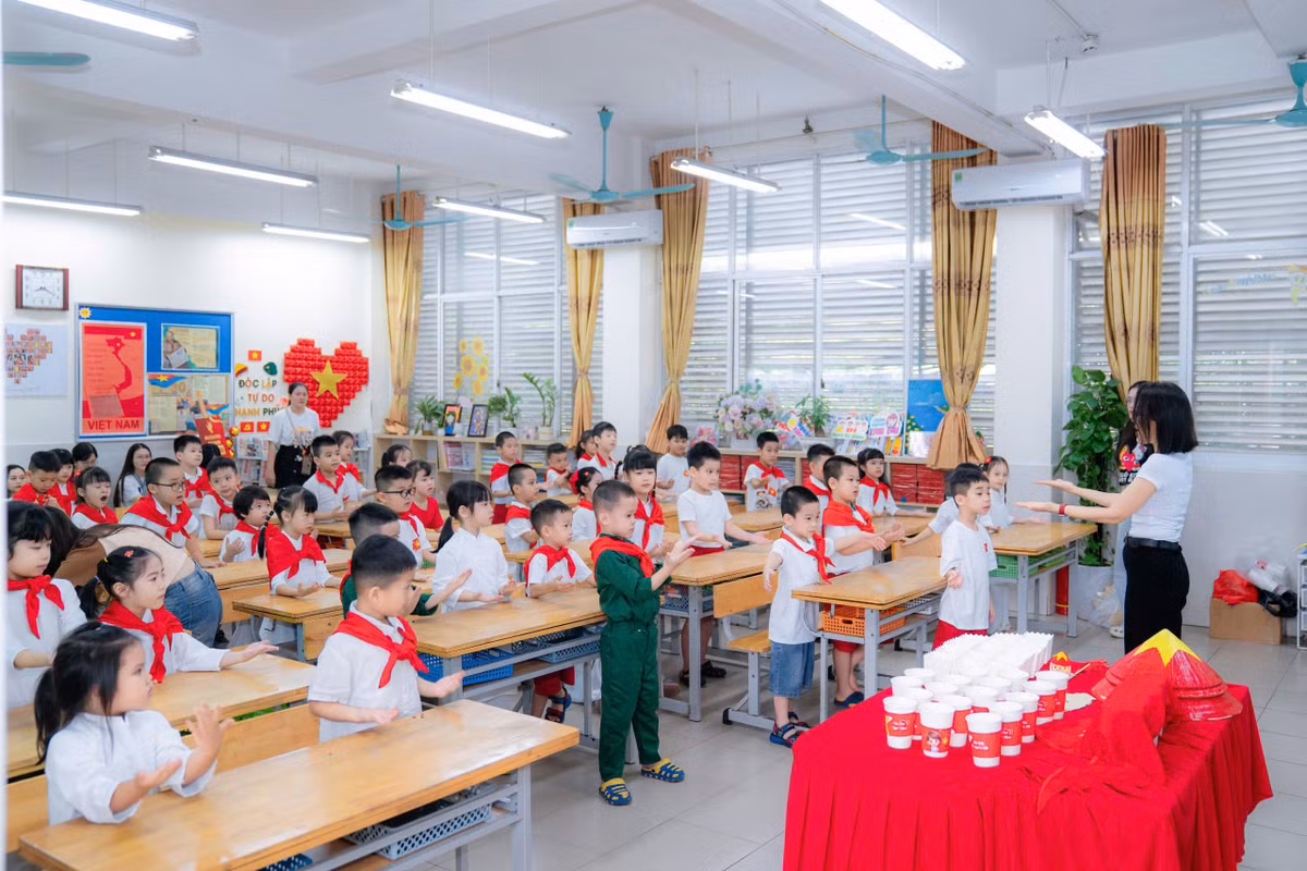 Dưới sự hướng dẫn của cô giáo chủ nhiệm, những học sinh mới bước vào lớp 1 của Trường tiểu học Dịch Vọng A đã được tiếp cận và học các bài hát như: Quốc ca, Như có Bác Hồ trong ngày vui đại thắng...Ngoài ra, các học sinh còn được xem phim tư liệu về Bác Hồ và tinh thần yêu nước của Việt Nam.