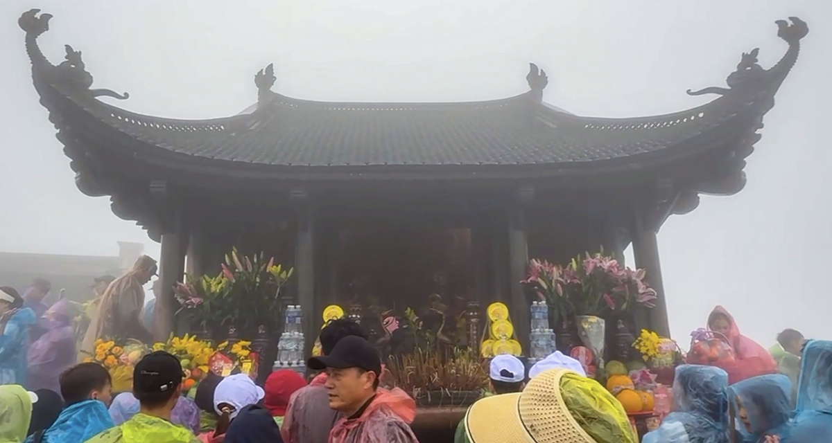 Sau khi tham dự lễ khai hội, nhân dân, phật tử tiến hành thượng sơn leo lên núi Yên Tử.