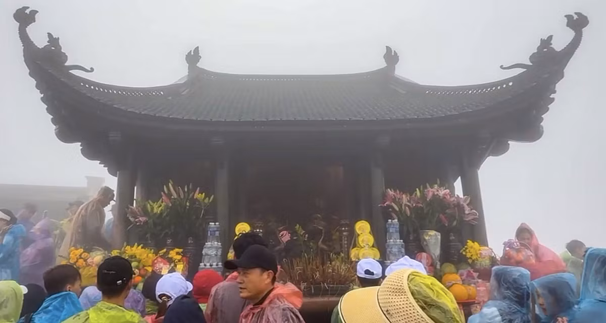 Sau khi tham dự lễ khai hội, nhân dân, phật tử tiến hành thượng sơn leo lên núi Yên Tử.