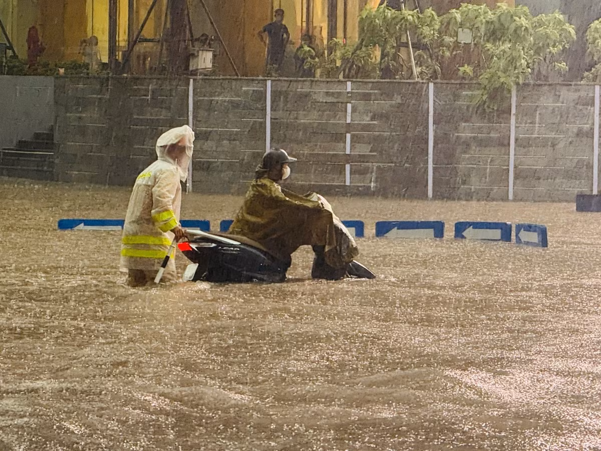 CSGT luôn nêu cao tinh thần giúp đỡ người tham gia giao thông trong hoàn cảnh ngập lụt.