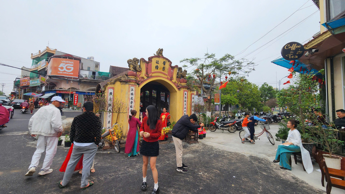 Mỗi bức hình được chụp đều lưu lại dấu vết của thời gian từ kiến trúc độc đáo cầu ngói.