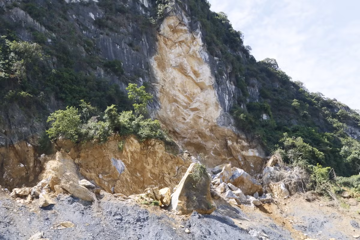 Tại hiện trường, hàng nghìn khối đá bị sạt lở xuống lấp ao nuôi cá của người dân dưới chân núi, nhiều tảng đá lớn cả trăm tấn rơi xuống vương vãi khắp khu vực, trên vách đá xuất hiện nhiều vết nứt, vết sạt trượt…