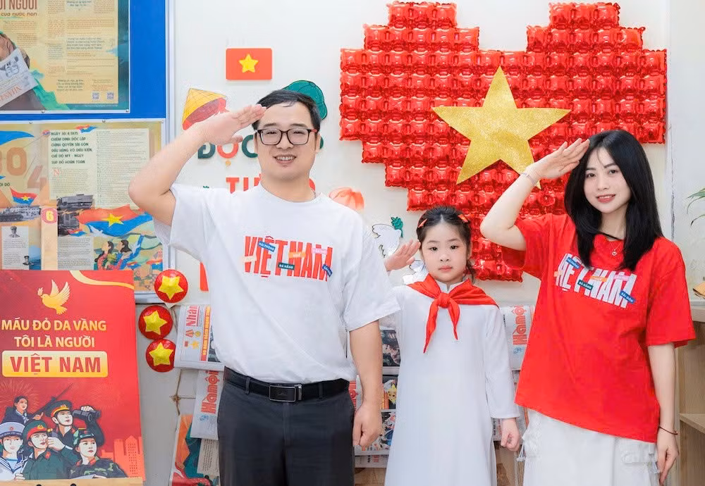 "Cờ đỏ sao vàng tung bay trong gió Đất Nước tôi đó Độc lập – Tự do". Với tất cả nhiệt huyết, thầy trò Dịch Vọng A sẽ cùng viết tiếp câu chuyện hòa bình, viết tiếp trang sử truyền thống, nguyện cống hiến và đồng hành cùng sự phát triển của quê hương và đất nước.