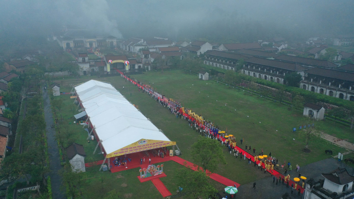 Thời tiết trong buổi sáng khai hội có mưa phùn và sương mù càng tạo ra không khí huyền ảo tại nơi linh thiêng của Phật.