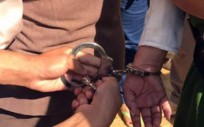 Qua xác minh, các điều tra viên tìm thấy một thanh niên sinh sống ở huyện Điện Biên có nhiều điểm trùng khớp với nghi phạm của vụ án. Minh vốn là kẻ nghiện ma túy nặng, từng có 2 tiền án liên quan đến ma túy. Sau khi mãn hạn tù, Minh đi về Bắc Ninh làm thuê, nhưng chỉ được vài bữa gã lại nghỉ việc. Minh hiện đang ở nhà tại Điện Biên nên bị bắt giữ, di lý về Bắc Ninh. (Ảnh minh họa, nguồn internet)