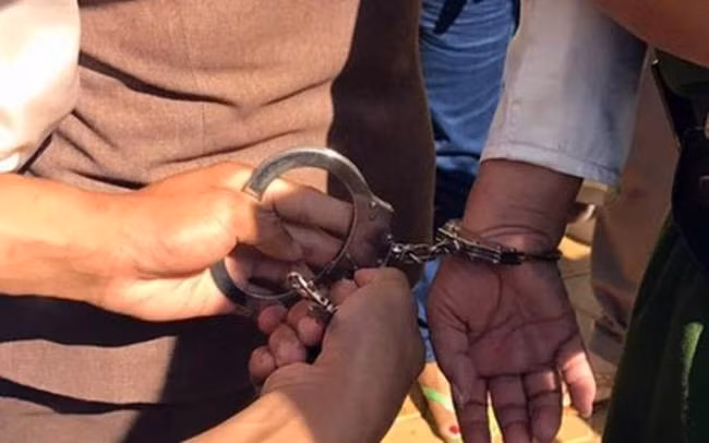 Qua xác minh, các điều tra viên tìm thấy một thanh niên sinh sống ở huyện Điện Biên có nhiều điểm trùng khớp với nghi phạm của vụ án. Minh vốn là kẻ nghiện ma túy nặng, từng có 2 tiền án liên quan đến ma túy. Sau khi mãn hạn tù, Minh đi về Bắc Ninh làm thuê, nhưng chỉ được vài bữa gã lại nghỉ việc. Minh hiện đang ở nhà tại Điện Biên nên bị bắt giữ, di lý về Bắc Ninh. (Ảnh minh họa, nguồn internet)