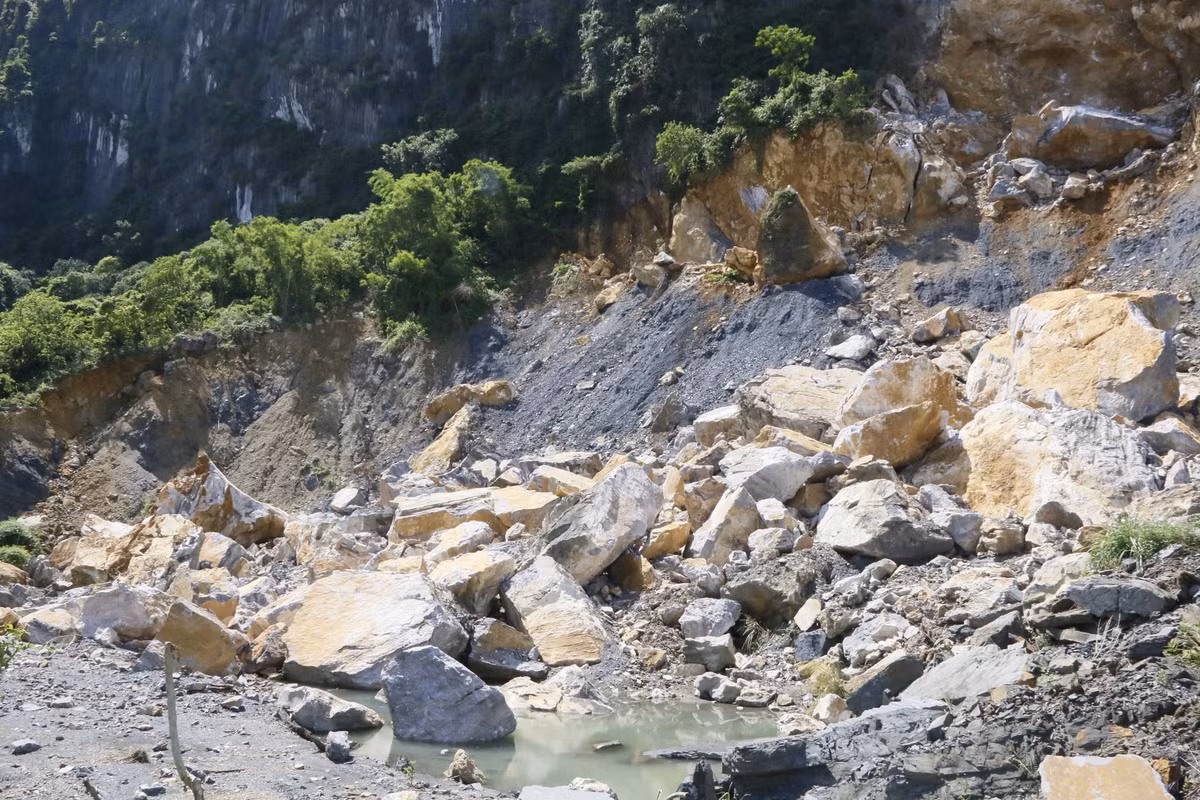 Người dân địa phương cũng lo lắng hiện tại đang còn nhiều khối đá treo lơ lửng và có thể sạt lở xuống bất kỳ khi nào. Nhiều người lo sợ khi đá sạt xuống sẽ văng ra cả khu vực đường 21A gây nguy hiểm cho người và phương tiện qua lại nơi đây.