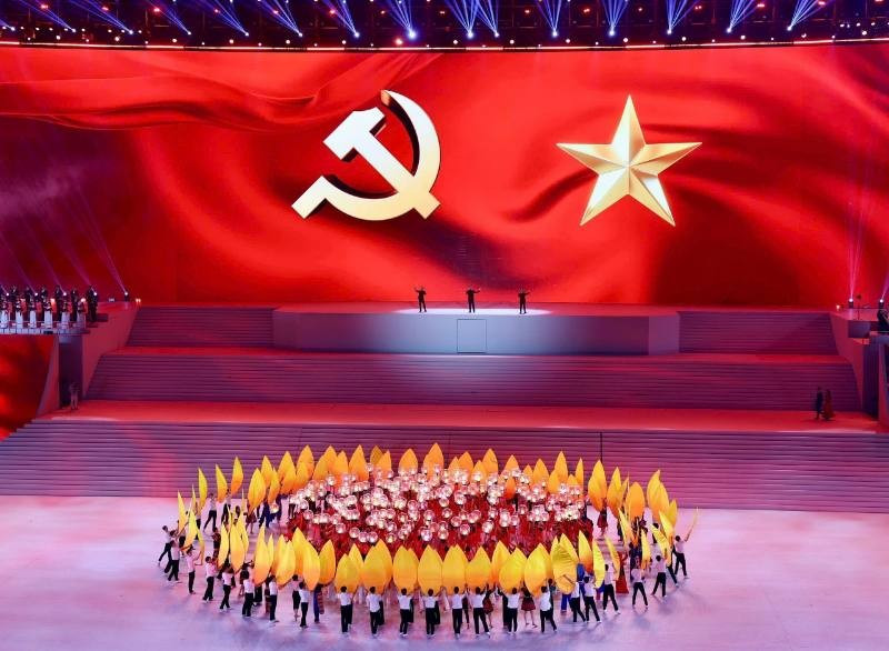 Trong sân vận động Mỹ Đình, chương trình nghệ thuật đặc biệt “Tầm nhìn mới - Kỷ nguyên mới” được tổ chức công phu, hoành tráng, đẹp mắt và ấn tượng để chào mừng thành công Đại hội đại biểu toàn quốc lần thứ XIV của Đảng và 96 năm Ngày thành lập Đảng Cộng sản Việt Nam (3/2/1930 - 3/2/2026).