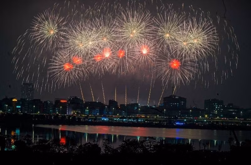 Màn bắn pháo hoa được trình diễn trong sự chào đón của người dân. Pháo hoa tràn ngập ánh sáng, màu sắc và thanh âm tạo nên một "bữa tiệc" đầy đặc sắc trên bầu trời Thủ đô.