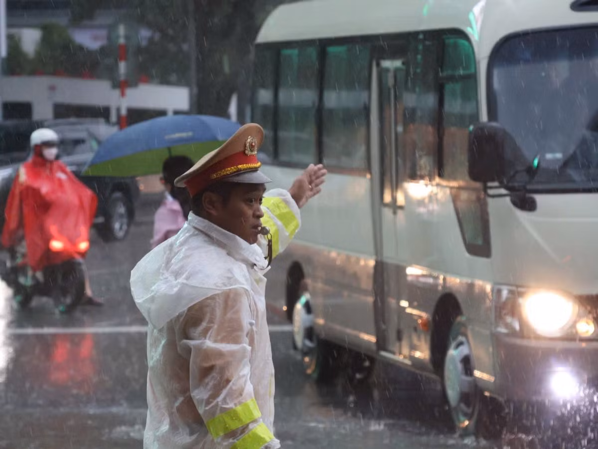 Sở Xây dựng Hà Nội cho biết tổng cộng có 122 điểm ngập trên địa bàn. Trong số này có 29 điểm ngập sâu (từ 40-80 cm hoặc hơn) khiến xe cộ không thể lưu thông, biến nhiều đoạn đường thành sông.