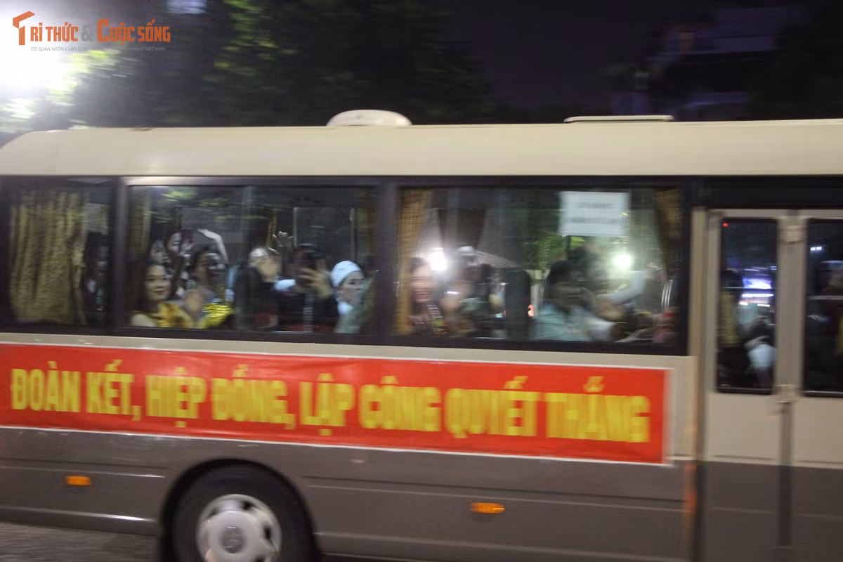 Cái vẫy tay và nụ cười hạnh phúc của lực lượng tham gia diễu binh khi được đón nhận tình yêu của đồng bào.