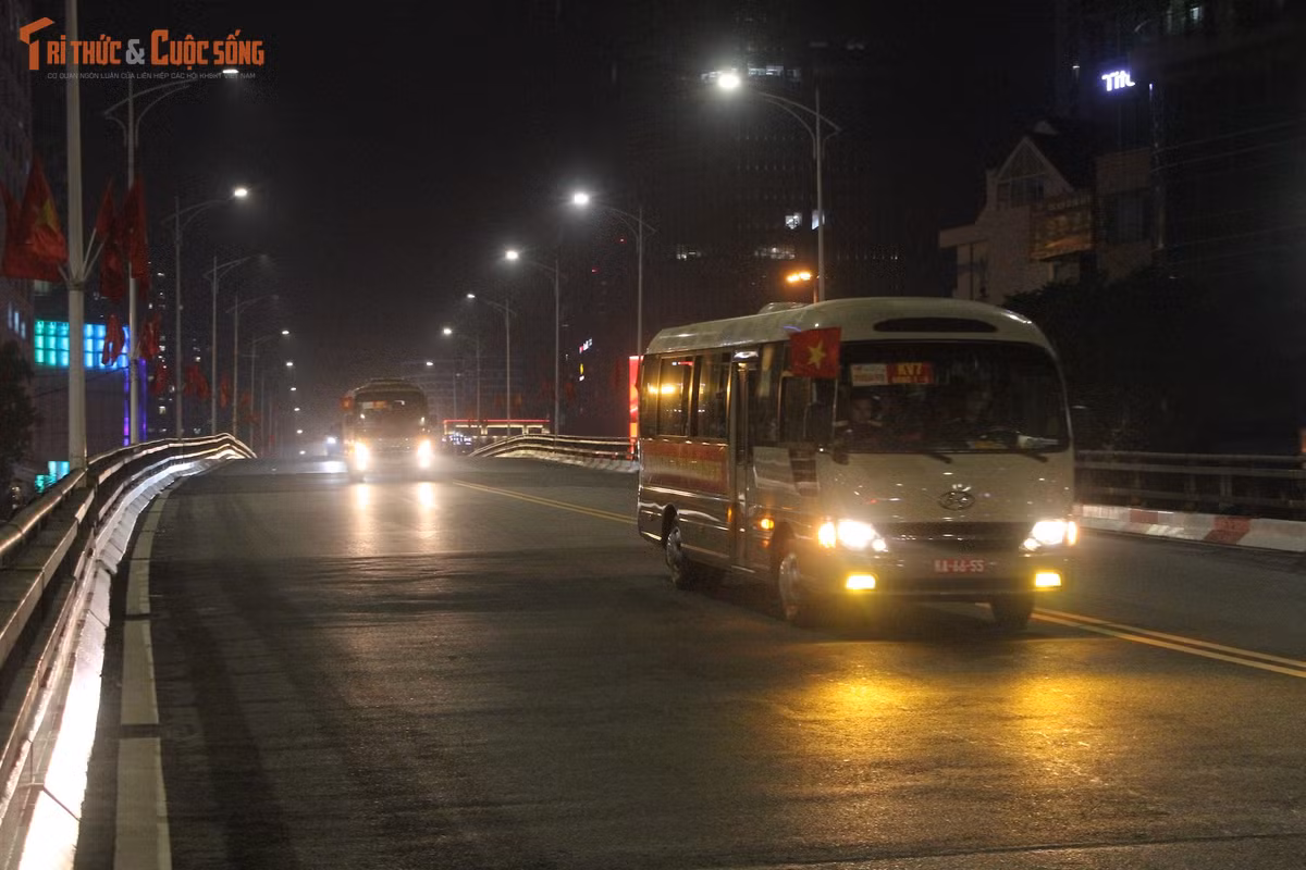 Khi những chiếc xe đầu tiên chở lực lượng diễu binh, diễu hành xuất hiện trên cầu vượt Nguyễn Chí Thanh, tiếng hô vang chào đón của người dân được cất lên cùng những bài hát tự hào của tổ quốc.