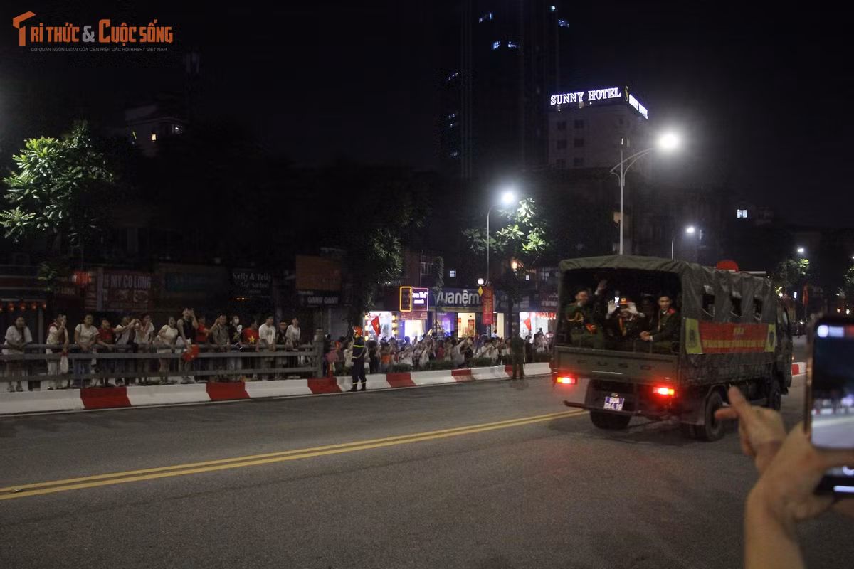 Người dân bày tỏ tình yêu với các lực lượng diễu binh, diễu hành, ngược lại, các chiến sĩ cũng liên tục vẫy tay chào và cười tươi dù đã rất mệt.