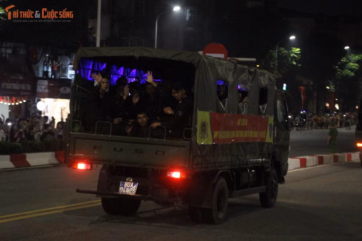 Sau nhiều tiếng đồng hồ tham gia sơ duyệt diễu binh, diễu hành, các chiến sĩ vẫn luôn vui cười trên chuyến xe trở về đơn vị.