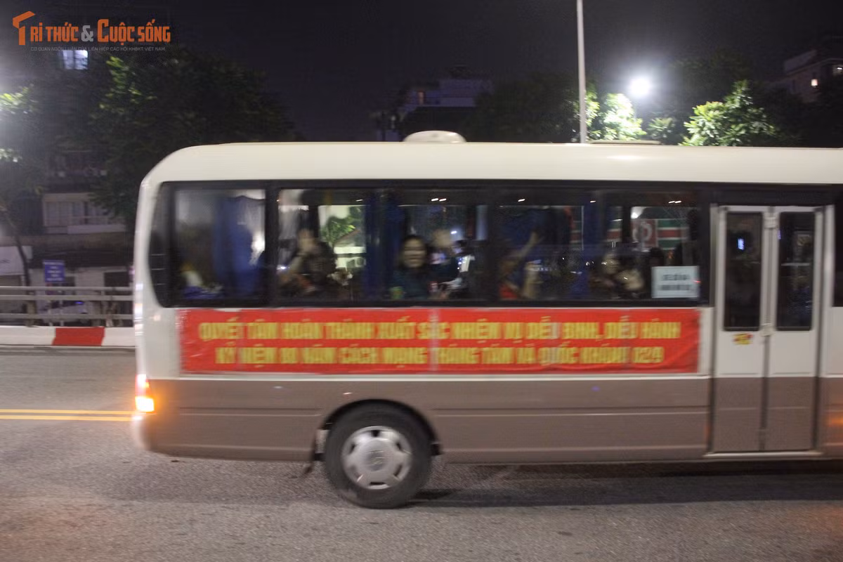 Tạm về nghỉ ngơi, các lực lượng tham gia diễu binh sẽ tổng duyệt cấp Nhà nước vào tối thứ bảy (30/8).