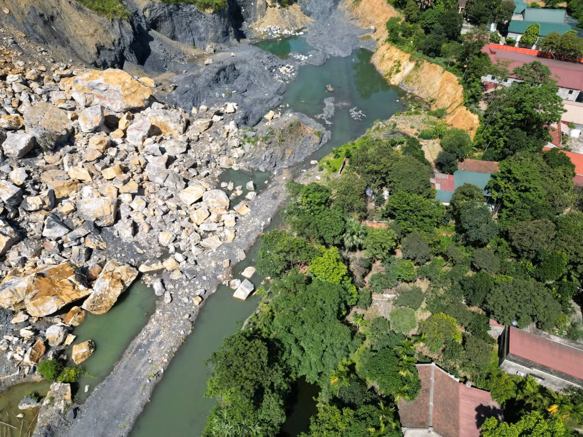 Theo UBND phường Tam Chúc cho biết thêm, UBND phường đang làm văn bản để báo cáo Sở NN&amp;MT Ninh Bình cũng như đề xuất tái định cư cho người dân vì ở khu vực nêu trên rất nguy hiểm.