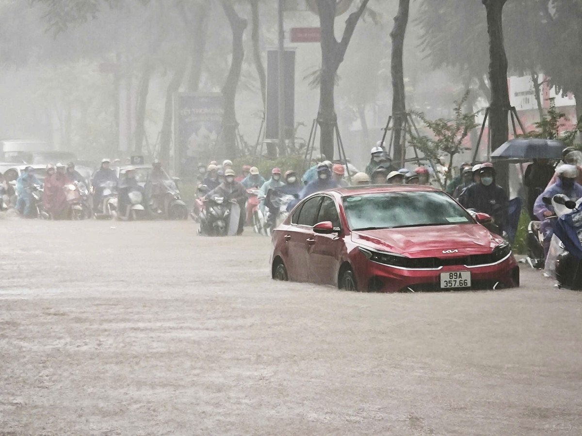 Ở nhiều các tuyến phố khác, mực nước dâng cao khiến các phương tiện di chuyển khó khăn. Do vào giờ cao điểm nên nhiều người bị ảnh hưởng đến công việc.