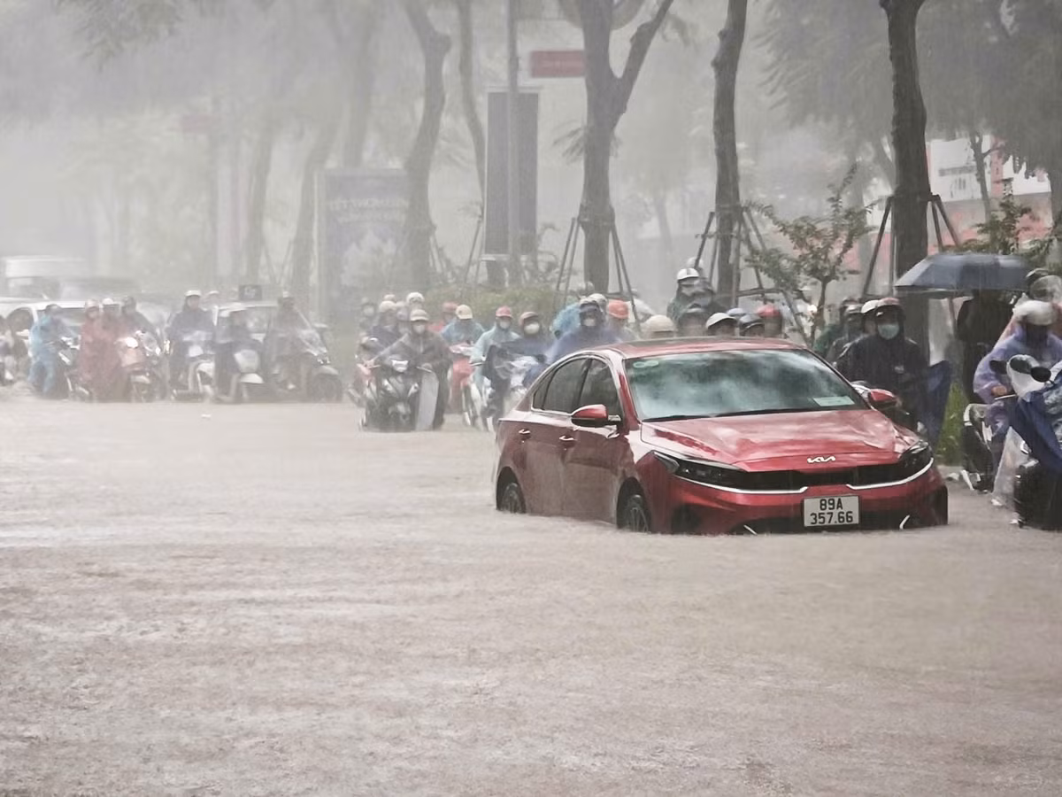 Ở nhiều các tuyến phố khác, mực nước dâng cao khiến các phương tiện di chuyển khó khăn. Do vào giờ cao điểm nên nhiều người bị ảnh hưởng đến công việc.