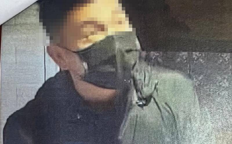 Sau nhiều ngày tích cực, các trinh sát đã gặp được 1 nhân chứng. Người đàn ông này quê ở Điện Biên, hiện đang làm thuê tại Gia Bình. Nhân chứng sau khi xem bức ảnh do công an cung cấp đã cho biết từng làm chung với nghi phạm. Hiện tại, thanh niên đó đã nghỉ việc, đi đâu không ai rõ. Xác minh tại cơ sở sản xuất, các trinh sát được biết, nghi phạm có tên là Lò Văn Minh, quê ở Điện Biên. Trước đó, Minh đến xin việc tại xưởng, làm được khoảng nửa tháng rồi nghỉ. (Ảnh minh họa, nguồn internet)