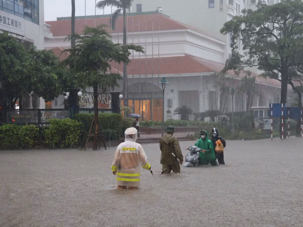 Lực lượng CSGT liên tục thực hiện cảnh báo ATGT trên hệ thống truyền thông và trực tiếp đến những người tham gia giao thông.
