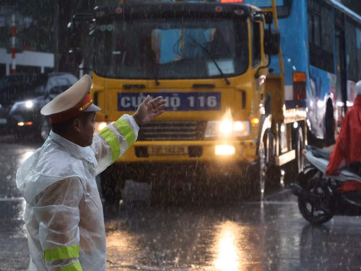 Tại các vị trí nguy hiểm, CSGT kiên quyết không cho người và phương tiện qua lại. Phát huy cao độ tinh thần "Đâu cần CSGT có, đâu khó có CSGT".