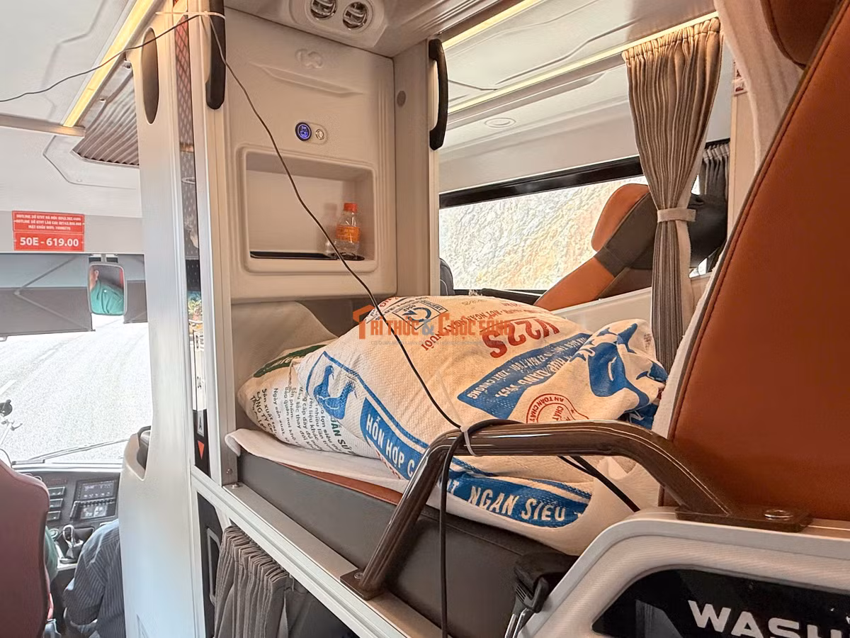 Các phương tiện thử nghiệm được chất đầy tải bởi các bao cát trên khoang hành khách nhằm mô phỏng điều kiện thực tế khi xe vận chuyển hành khách.