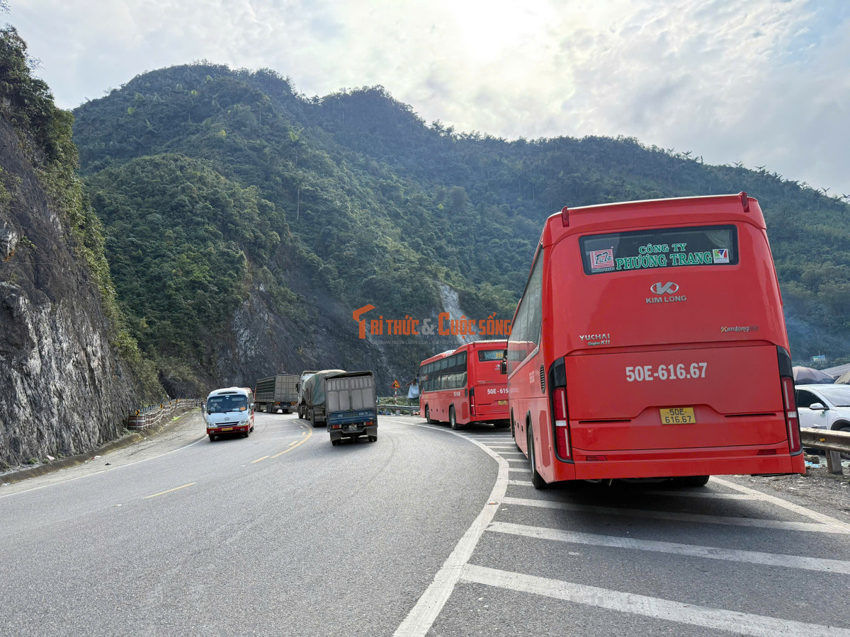 Trong các ngày từ 10 - 13/3, đoàn công tác Cục Đăng kiểm VN, Cục CSGT, Cục Đường bộ VN cùng các chuyên gia khảo sát thực tế xe khách giường nằm hai tầng trên các tuyến quốc lộ 6, 4E, 4D, 12, qua các tỉnh: Sơn La, Điện Biên, Lai Châu, Lào Cai.﻿