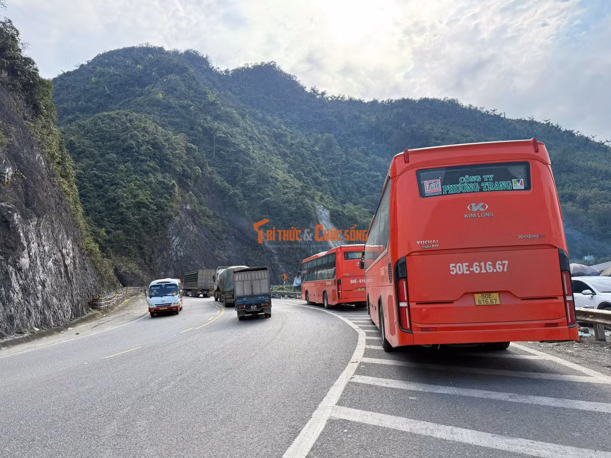 Trong các ngày từ 10 - 13/3, đoàn công tác Cục Đăng kiểm VN, Cục CSGT, Cục Đường bộ VN cùng các chuyên gia khảo sát thực tế xe khách giường nằm hai tầng trên các tuyến quốc lộ 6, 4E, 4D, 12, qua các tỉnh: Sơn La, Điện Biên, Lai Châu, Lào Cai.﻿