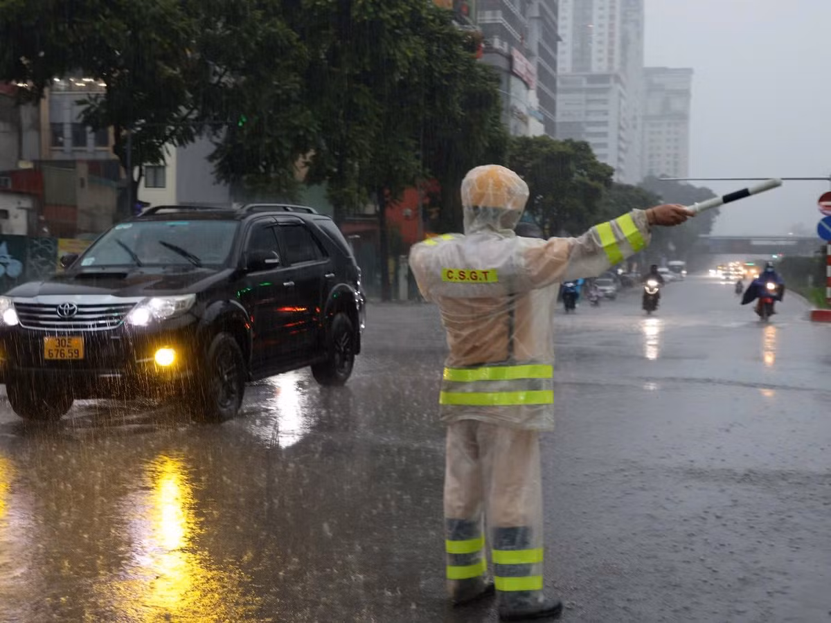 Lục lượng CSGT thực hiện phân làn, phân luồng từ xa và cấm triệt để phương tiện lưu thông qua khu vực nguy hiểm nếu thấy cần thiết.