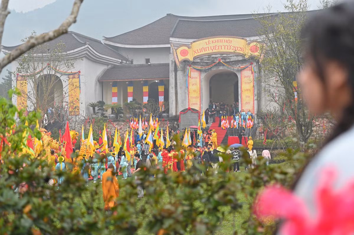 Yên Tử trở thành điểm hội tụ linh thiêng, thu hút đông đảo nhân dân, Phật tử và du khách thập phương hành hương lên non thiêng không chỉ để lễ Phật, cầu an, mà còn để tìm về cội nguồn lịch sử, để lắng lại giữa nhịp sống hiện đại, nuôi dưỡng khát vọng hướng thiện và tri ân tiền nhân theo truyền thống “uống nước nhớ nguồn”.