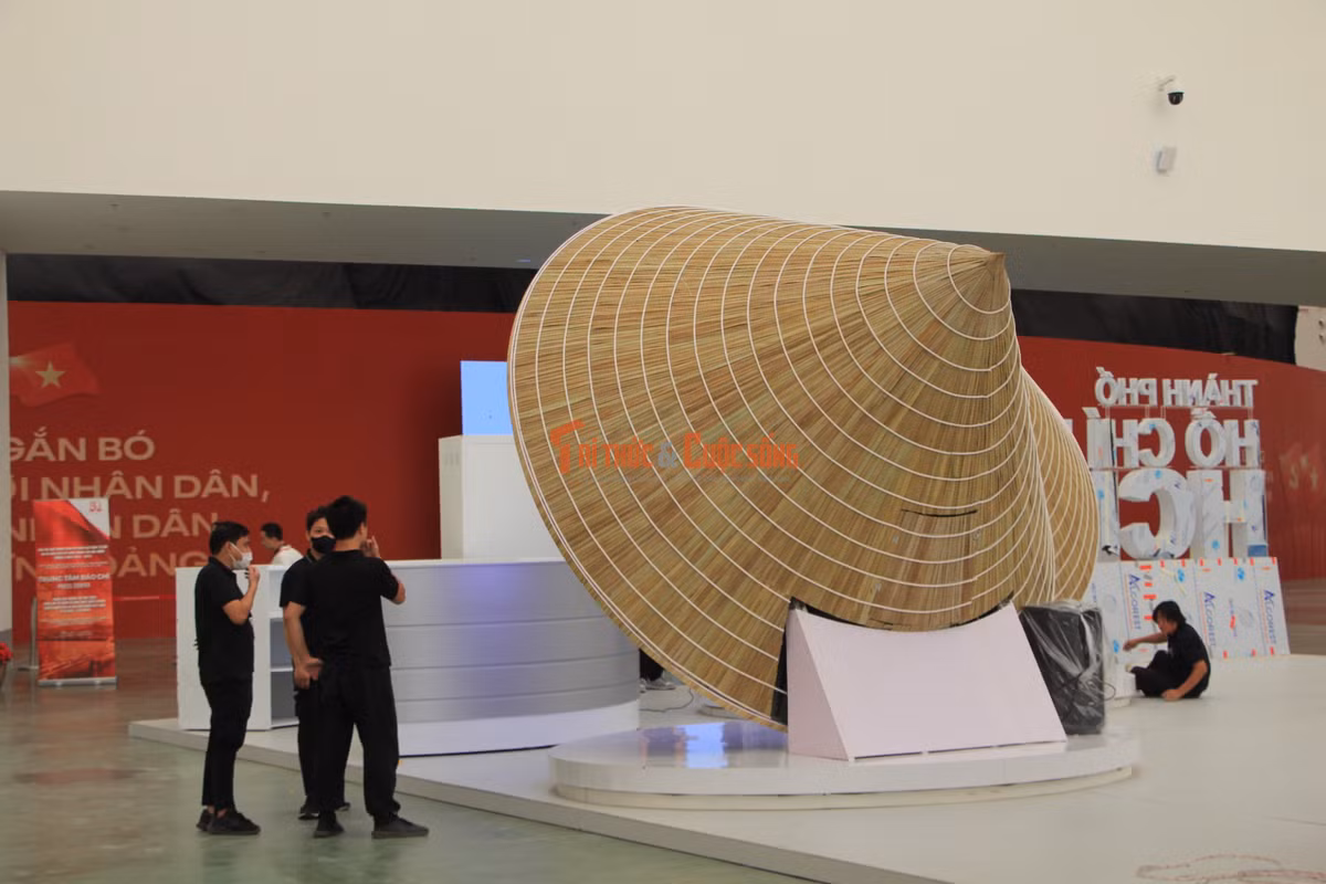 Theo ghi nhận của PV Báo Tri thức và Cuộc sống, chiều 22/8, hàng trăm công nhân vẫn đang khẩn trương hoàn thiện những hạng mục cuối cùng để kịp phục vụ triển lãm dự kiến khai mạc ngày 28/8.