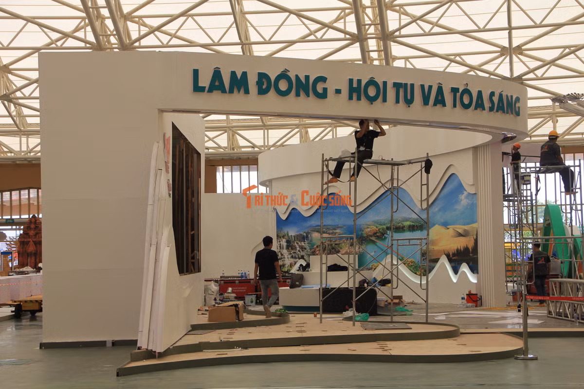 Lần đầu tiên, các bộ, ban, ngành Trung ương cùng 34 tỉnh, thành phố và hơn 200 doanh nghiệp lớn sẽ tham gia triển lãm, giới thiệu gian hàng và trưng bày sản vật đặc trưng của địa phương.