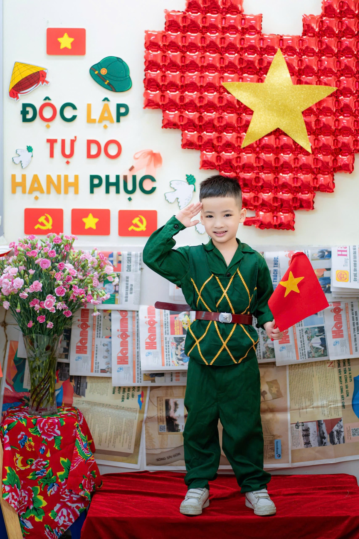 Niềm vui, sự phấn khởi và niềm tự hào của các em nhỏ khi được diện những bộ trang phục ý nghĩa và cầm trên tay lá cờ tổ quốc Việt Nam để lưu lại kỷ niệm.