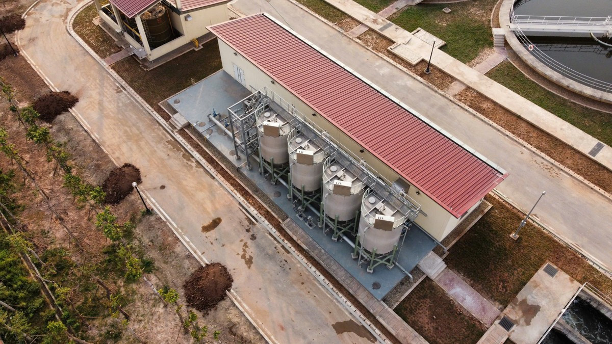 Gói thầu số 2 (xây dựng Hệ thống cống bao cho sông Tô Lịch và cống chính) do Công ty TEKKEN, Nhật Bản thực hiện, có thời gian thi công 48 tháng. Các hạng mục chính của hợp đồng gốc đã hoàn thành 100%. Hiện tại, nhà thầu đang triển khai các hạng mục bổ sung, bao gồm hệ thống cống thu gom nước thải hai bên sông Tô Lịch. Đập dâng trên sông Tô Lịch tại cầu Quang (phường Hoàng Liệt).