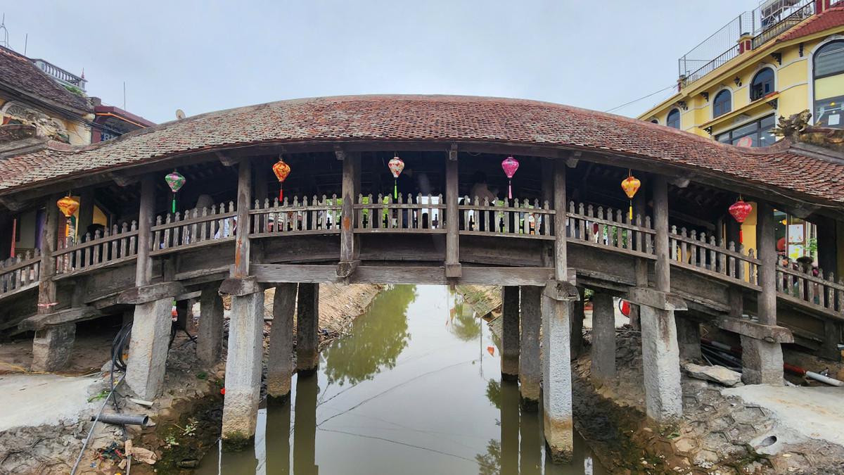 Điểm nhấn của chiếc cầu ngói cổ này là hai bên mặt tiền được thiết kế, trang trí giống nhau với tông màu vàng nổi bật. Dưới nền là tảng đá xanh đã phai màu và mòn dần theo thời gian. Điểm đặc sắc của cây cầu phải nói đến hình tượng cuốn thư trên hàng trụ, dưới là cửa cuốn.