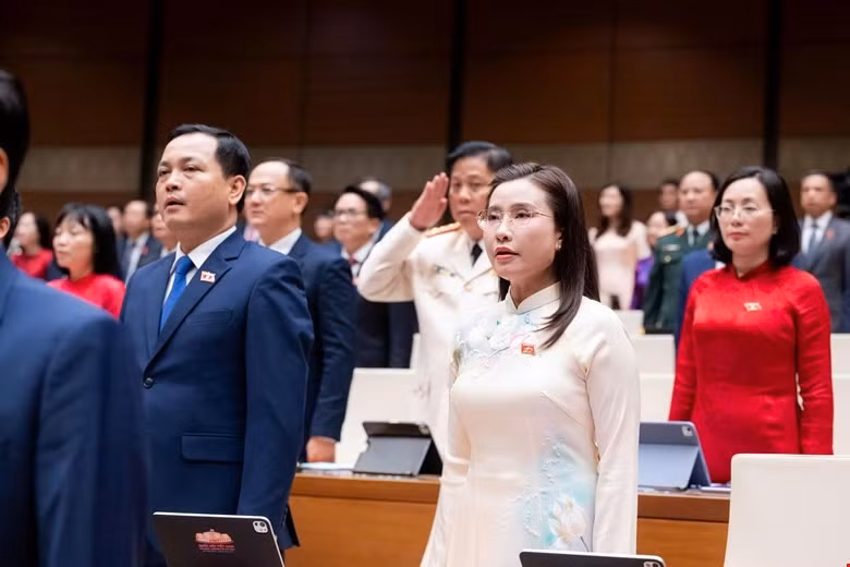 Để hoàn thành chương trình Kỳ họp, Chủ tịch Quốc hội đề nghị các đại biểu Quốc hội dành thời gian nghiên cứu kỹ tài liệu, tham gia đầy đủ các phiên họp, tích cực thảo luận, tranh luận, đóng góp nhiều ý kiến có chất lượng, nhất là đối với những vấn đề còn có ý kiến khác nhau, những nội dung tác động trực tiếp đến người dân, doanh nghiệp. Chấp hành nghiêm Nội quy kỳ họp.