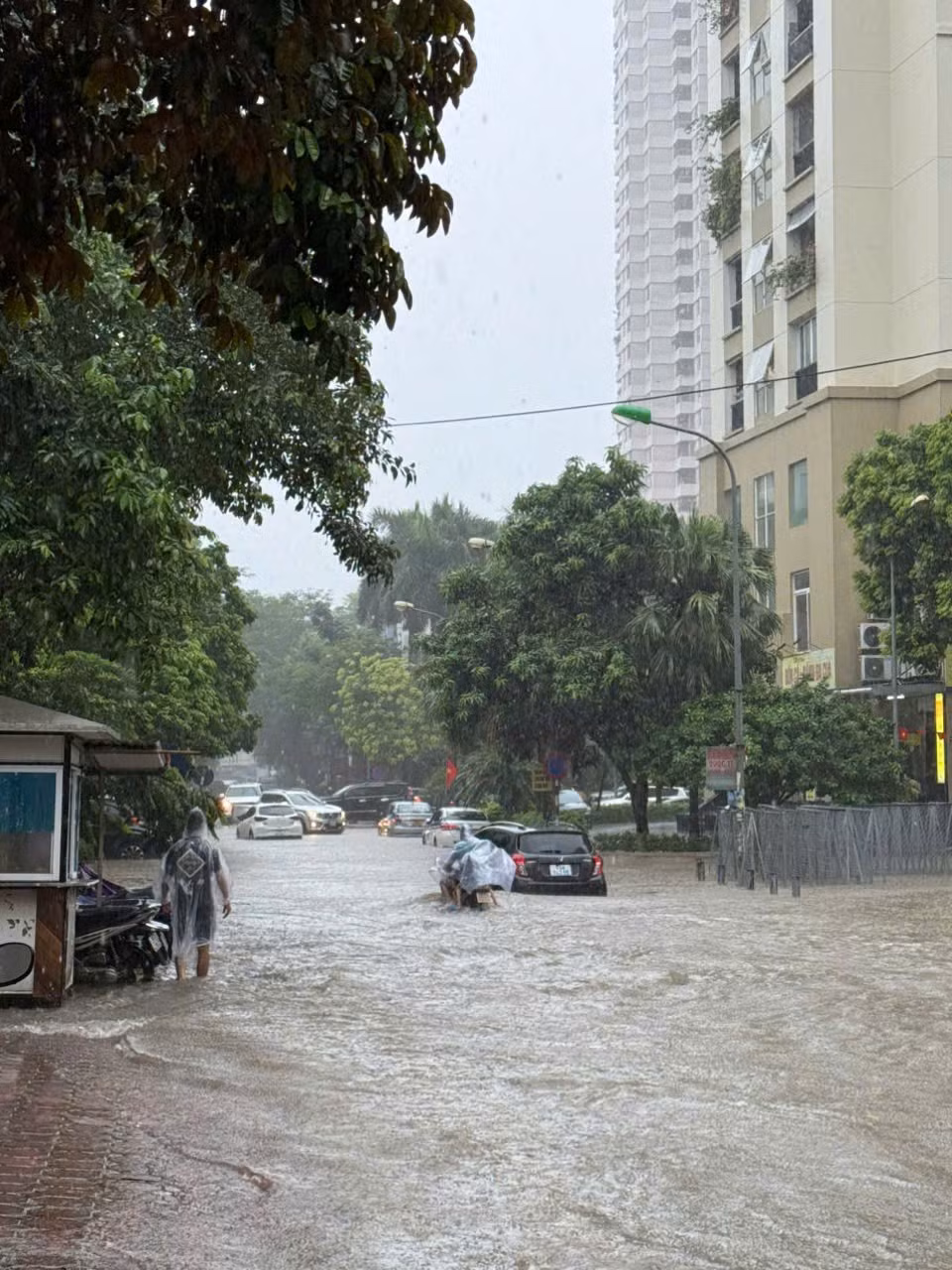 Cơ quan chức năng cảnh báo người dân hạn chế đi vào những khu vực trũng thấp, đường ngầm, hoặc các tuyến phố đã được cảnh báo ngập sâu. Khi di chuyển trong vùng ngập, nên đi chậm giữ khoảng cách an toàn để tránh chết máy hoặc gây va chạm.