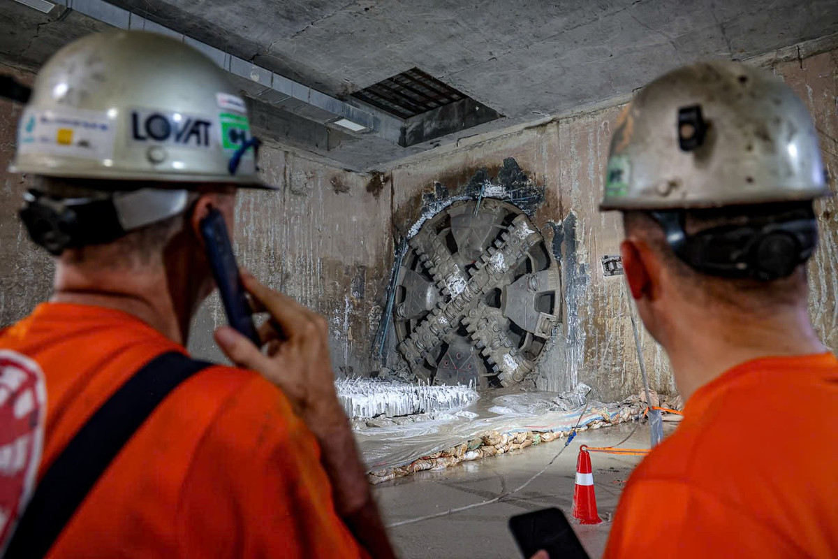 Ông Nguyễn Bá Sơn - Phó Trưởng ban Ban Quản lý đường sắt Hà Nội cho biết: "Việc máy đào TBM số 1 “Thần tốc” đến ga S11 Văn Miếu là kết quả của sự nỗ lực không ngừng nghỉ của đội ngũ kỹ sư, công nhân, chuyên gia trong nước và quốc tế trong suốt thời gian qua. Đây không chỉ là dấu mốc kỹ thuật quan trọng mà còn là minh chứng cho sự phối hợp hiệu quả giữa chủ đầu tư, tư vấn, nhà thầu và các cơ quan chức năng của thành phố trong điều kiện thi công phức tạp dưới lòng Hà Nội.