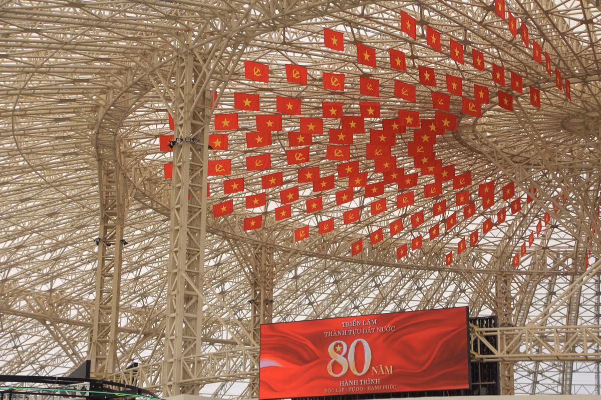 Điểm ấn tượng của triển lãm là giữa mái vòm thép khổng lồ nặng 24.000 tấn, ban tổ chức treo cờ Đảng, cờ Tổ quốc, tạo nên không khí trang nghiêm, hào hùng, đầy tự hào.﻿