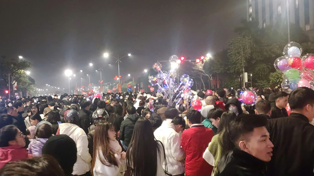 Dọc tuyến đường Lê Đức Thọ và Lê Quang Đạo cấm phương tiện giao thông di chuyển để phục vụ chương trình nghệ thuật nên người dân vô tư tản bộ với tinh thần hào hứng chờ đón màn pháo hoa đẹp mắt trong tiết trời rét đậm của Thủ đô.
