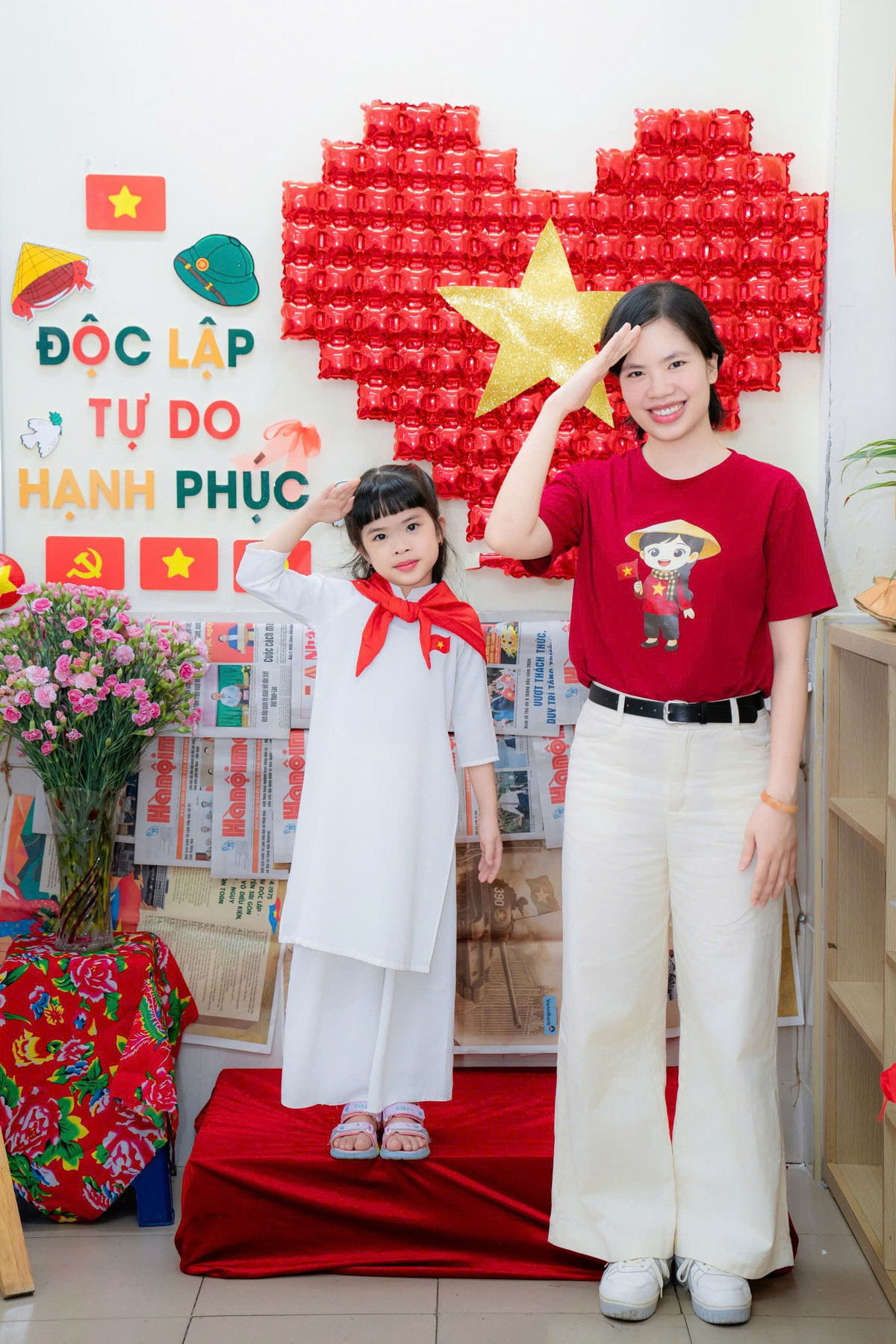 Đây cũng là dịp để các phụ huynh và con em mình được sánh đôi trong niềm yêu nước.