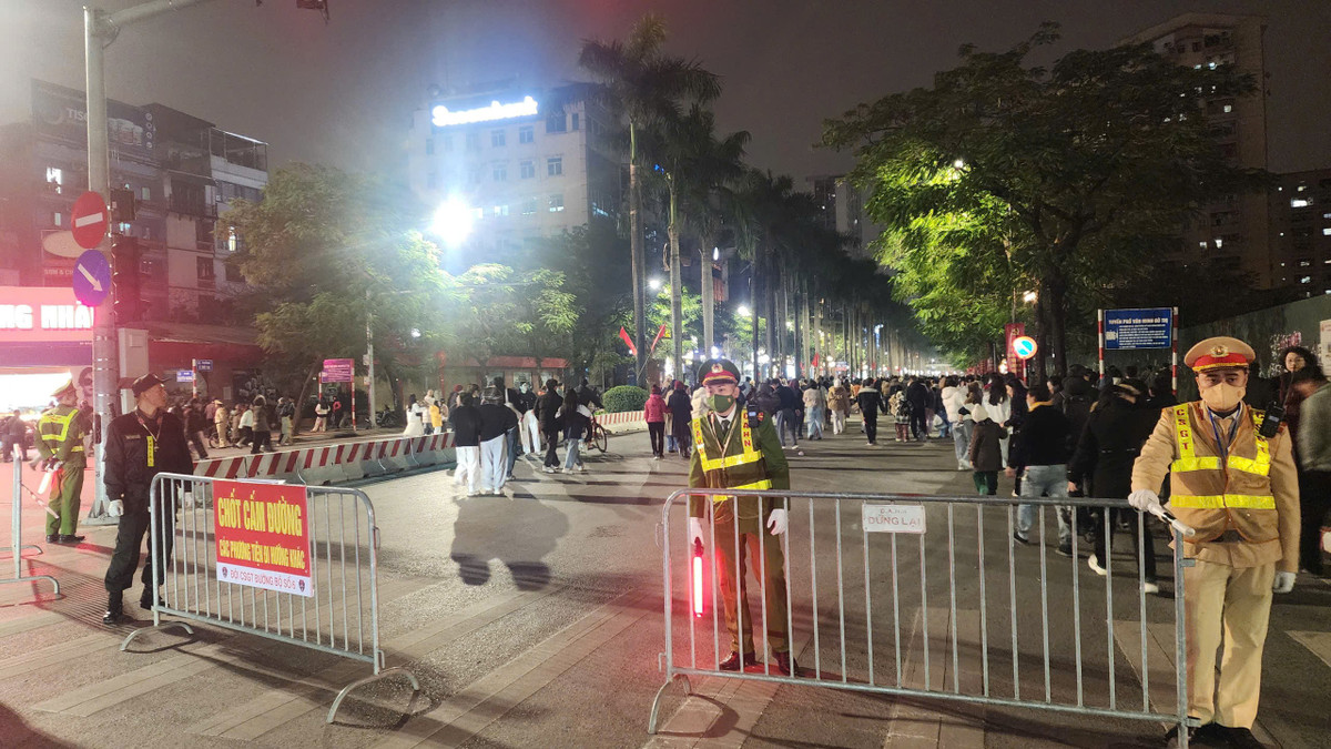 Các tuyến đường xung quanh khu vực sân vận động Mỹ Đình đều được lập chốt cấm đường và thắt chặt an ninh, bảo đảm an toàn cho người dân.